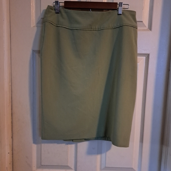 Fashion greenskirt size 10 A-25 5/$25 - Picture 1 of 4